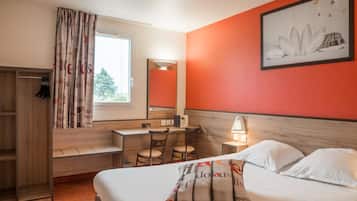 1 bedroom, premium bedding, desk, soundproofing