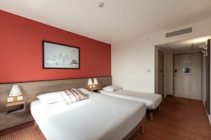 Quarto triplo | 1 quarto, roupas de cama premium, escrivaninha, quartos à prova de som