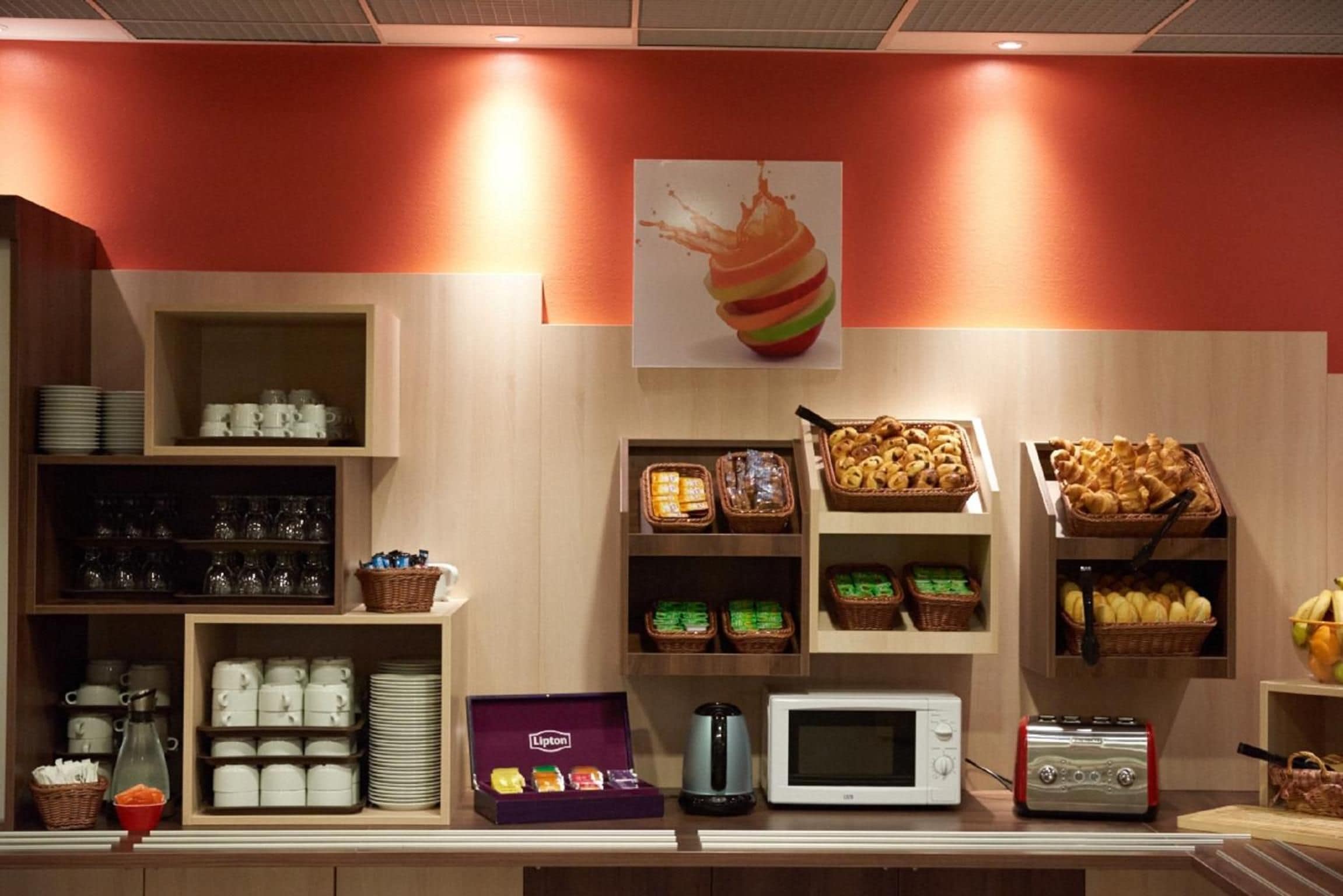 Een ontbijtbuffet met diverse soorten eten en keukenapparatuur.