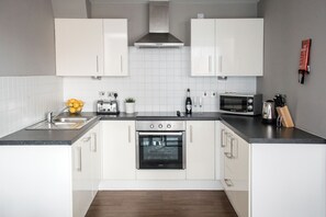 Full-size fridge, microwave, oven, stovetop - Dream Apartments - The Obel Building (Belfast)