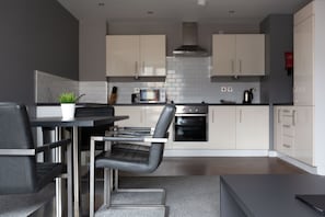 Full-sized fridge, microwave, oven, stovetop
