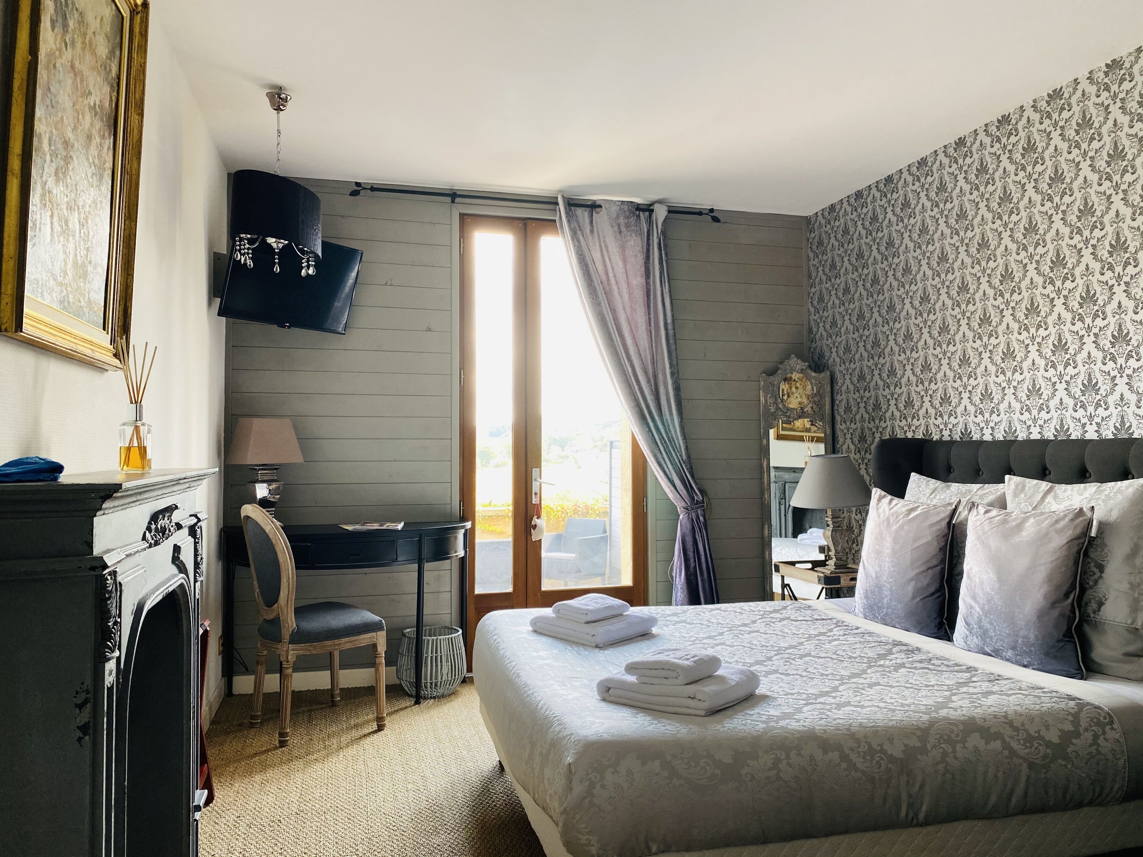 chambre double charme terrasse climatisée | 1 bedroom, premium bedding, individually decorated