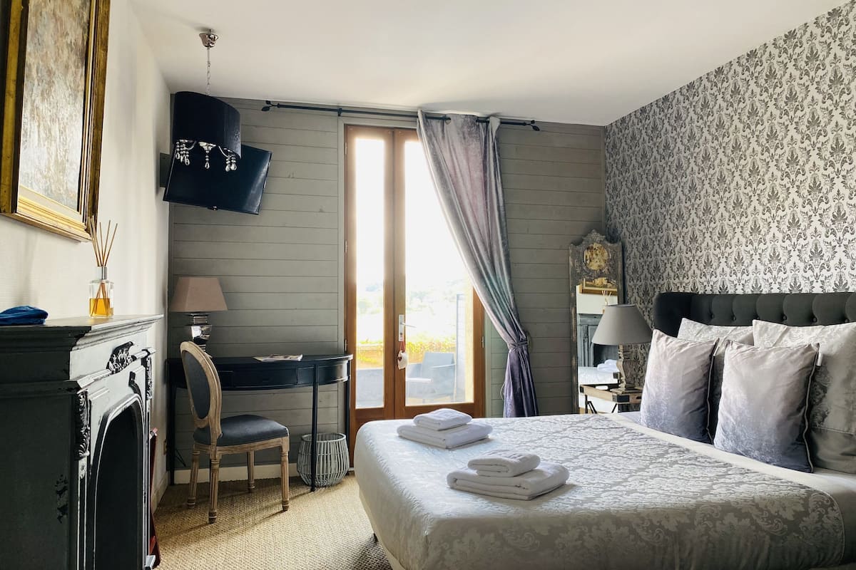 chambre double charme terrasse climatisée | 1 bedroom, premium bedding, individually decorated