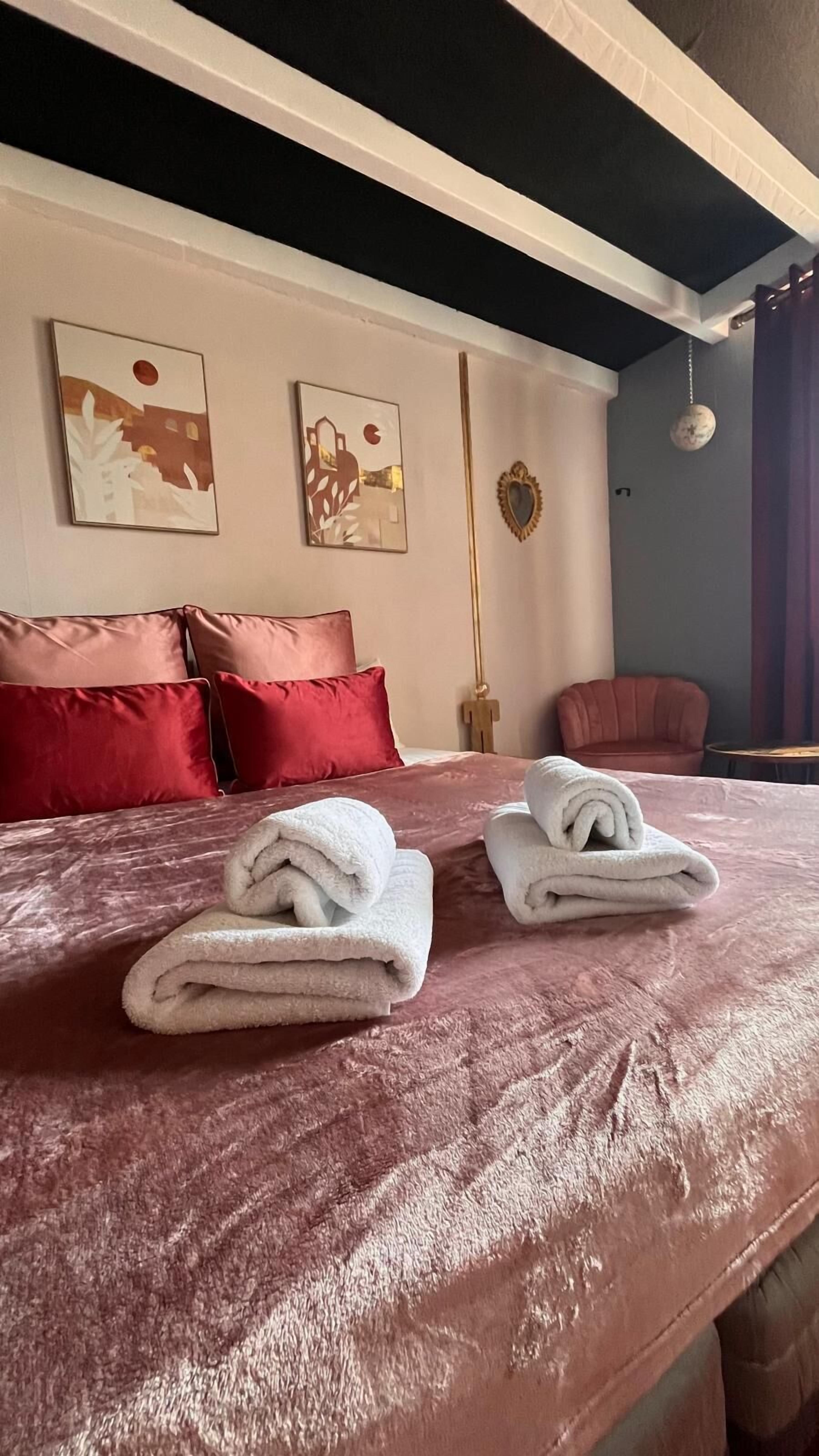 Chambre Double Classique Supérieure | Premium bedding, individually decorated, individually furnished, desk