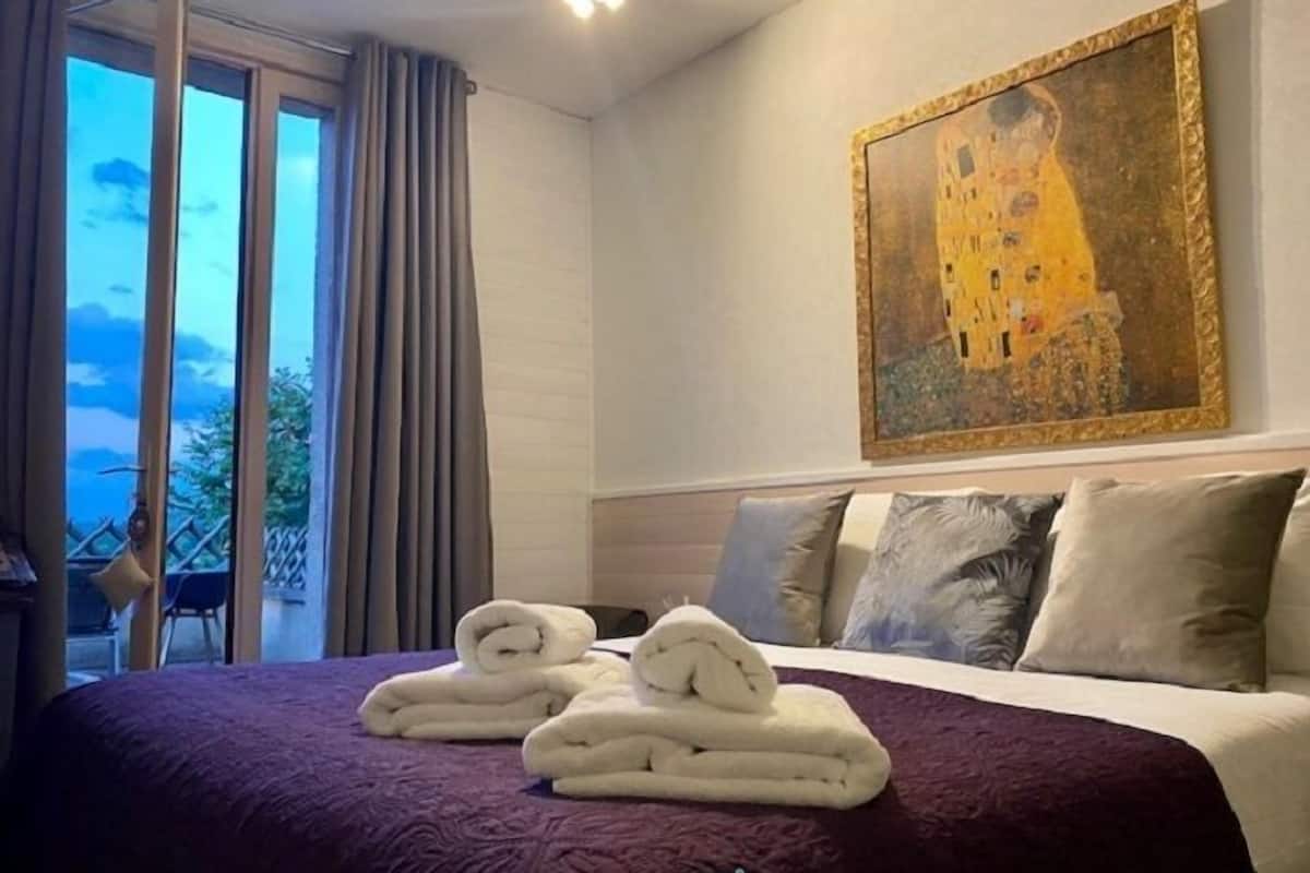 chambre double charme terrasse climatisée | 1 bedroom, premium bedding, individually decorated