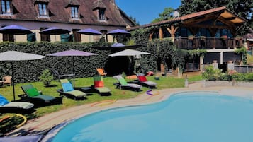 Sæsonbestemt udendørs pool, åben fra kl. 10.00 til kl. 20.00, parasoller