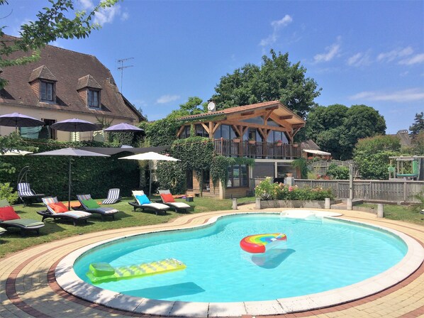 Piscine extérieure (ouverte en saison), parasols de plage