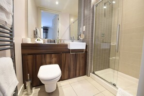 Apartamento estándar, 2 habitaciones | Baño | Ducha y bañera combinadas y artículos de higiene personal gratuitos