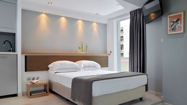 Une chambre à coucher moderne avec un lit, une table de chevet et une commode.