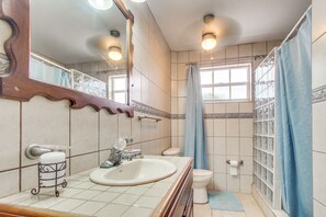 Villa clásica, 2 habitaciones, para no fumadores, vista al lago | Baño | Regadera, amenidades de baño gratuitas, secadora de cabello, toallas 