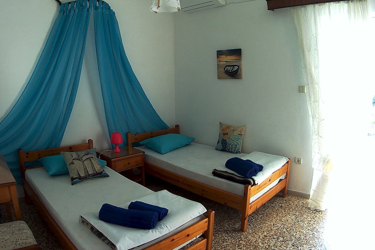Familie appartement, 2 slaapkamers | Een kluis op de kamer, een bureau, geluiddichte muren, gratis wifi