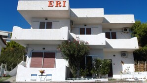 Un edificio blanco con las letras 'ERI' en la fachada.