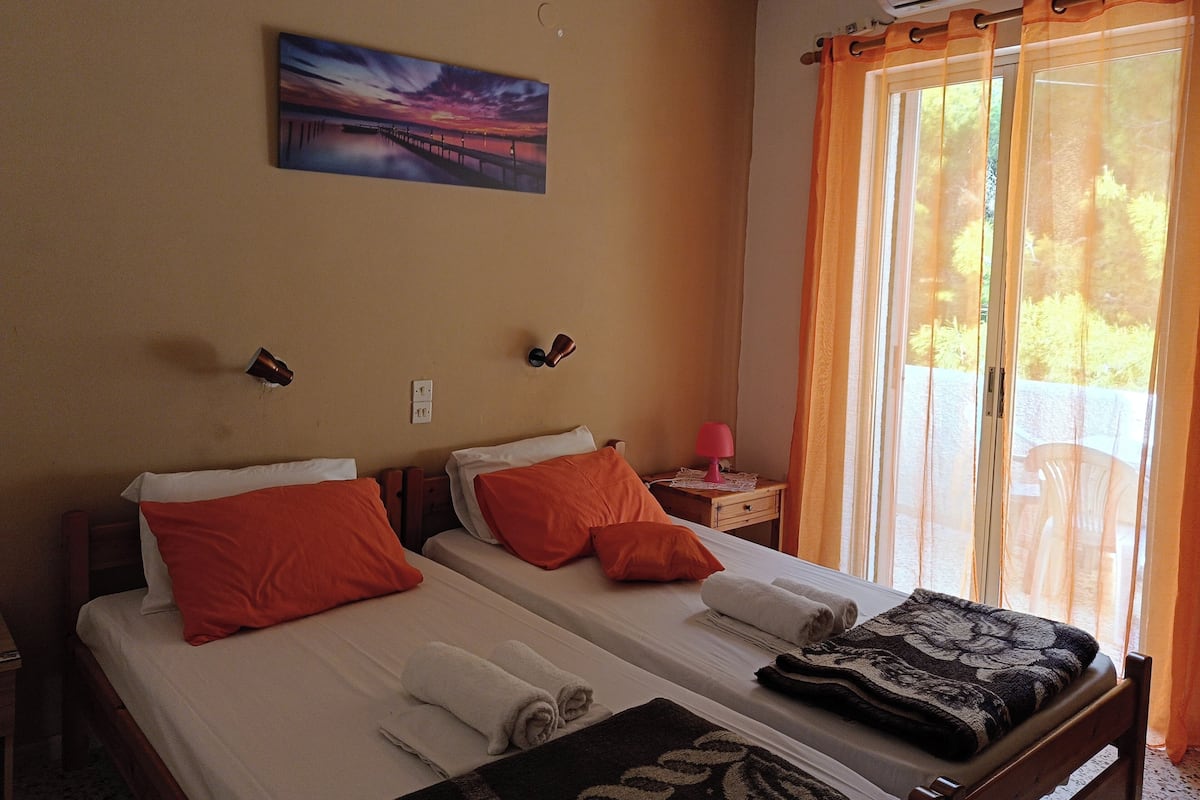 Caja de seguridad en la habitación y escritorio