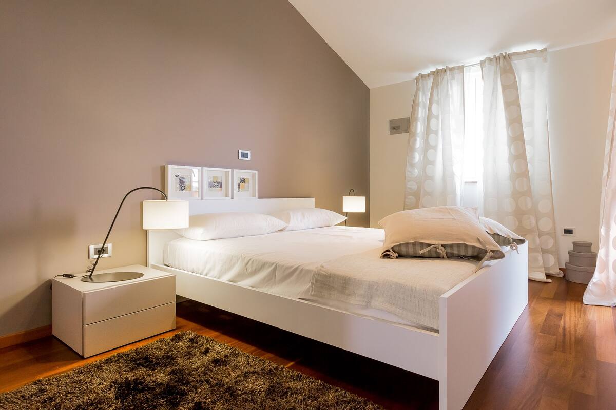 Comfort Apartment, 1 Bedroom, Balcony | 1 bilik tidur, peralatan tempat tidur premium, peti besi dalam bilik