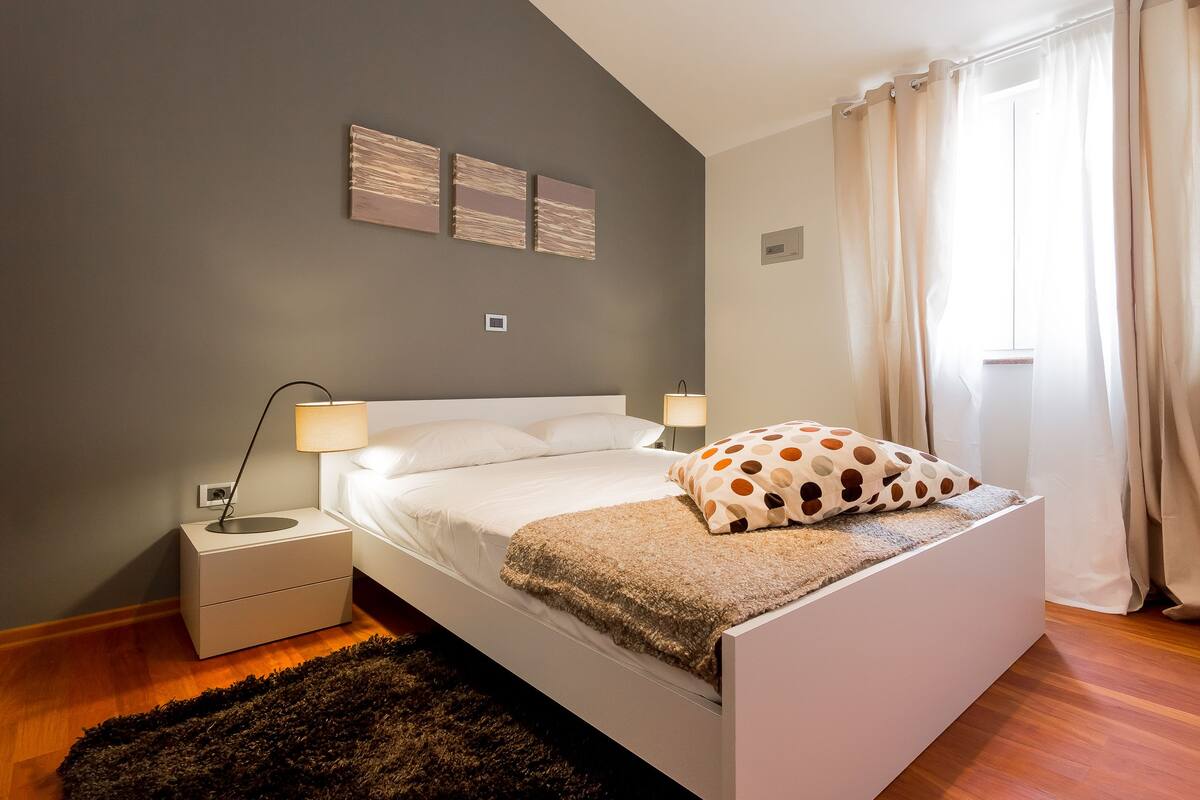Superior Apartment, 3 Bedrooms, Balcony | 1 bilik tidur, peralatan tempat tidur premium, peti besi dalam bilik