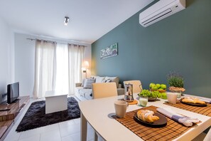 Apartament, 1 dormitori, balcó | Sala d'estar | Televisor de pantalla plana 