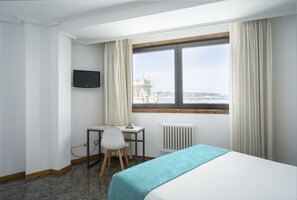 双人房, 海景 | 客房内保险箱、办公桌、遮光窗帘、隔音