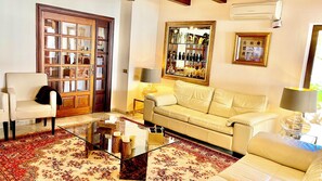 Luxe villa, 5 slaapkamers, privézwembad | Woonruimte | Een 42-inch ledtelevisie met satellietzenders en televisie