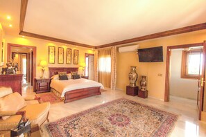 5 bedrooms, premium bedding, down comforters, Tempur-Pedic beds