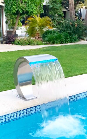 室內泳池、室外泳池；泳池傘、躺椅