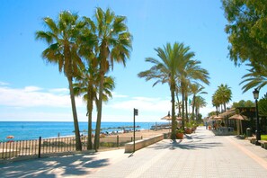 Vlak bij het strand, parasols, strandlakens, 8 strandbars