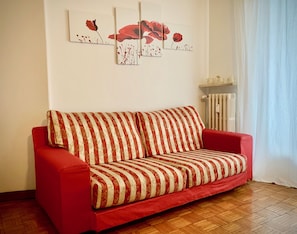 24-inch LCD TV with digital channels, TV - Ariel B&B (Verona)