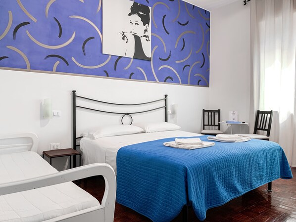 Cubrecamas, tabla de planchar con plancha, wifi gratis y ropa de cama