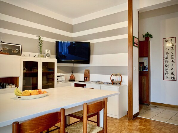 Télévision LCD de 24 pouces avec chaînes numériques, télévision