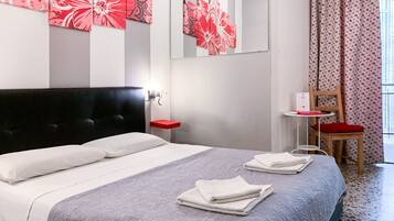 Economy tweepersoonskamer | Donzen dekbedden, een strijkplank/strijkijzer, gratis wifi, beddengoed