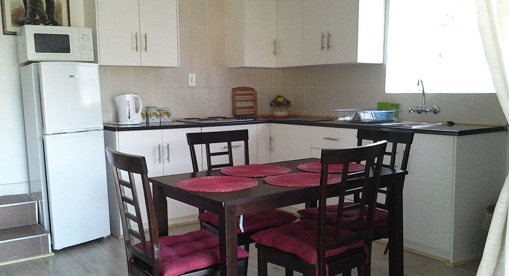 Lemari es besar, microwave (berdasarkan permintaan), dan kompor