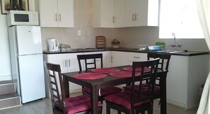 Full-size fridge, microwave, stovetop, electric kettle - Casa Bianca Casa Cottage (Clarens)