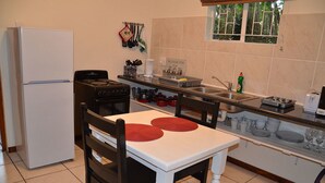 Coffee/tea maker, fridge, oven, stovetop - 164 Church St (Clarens)