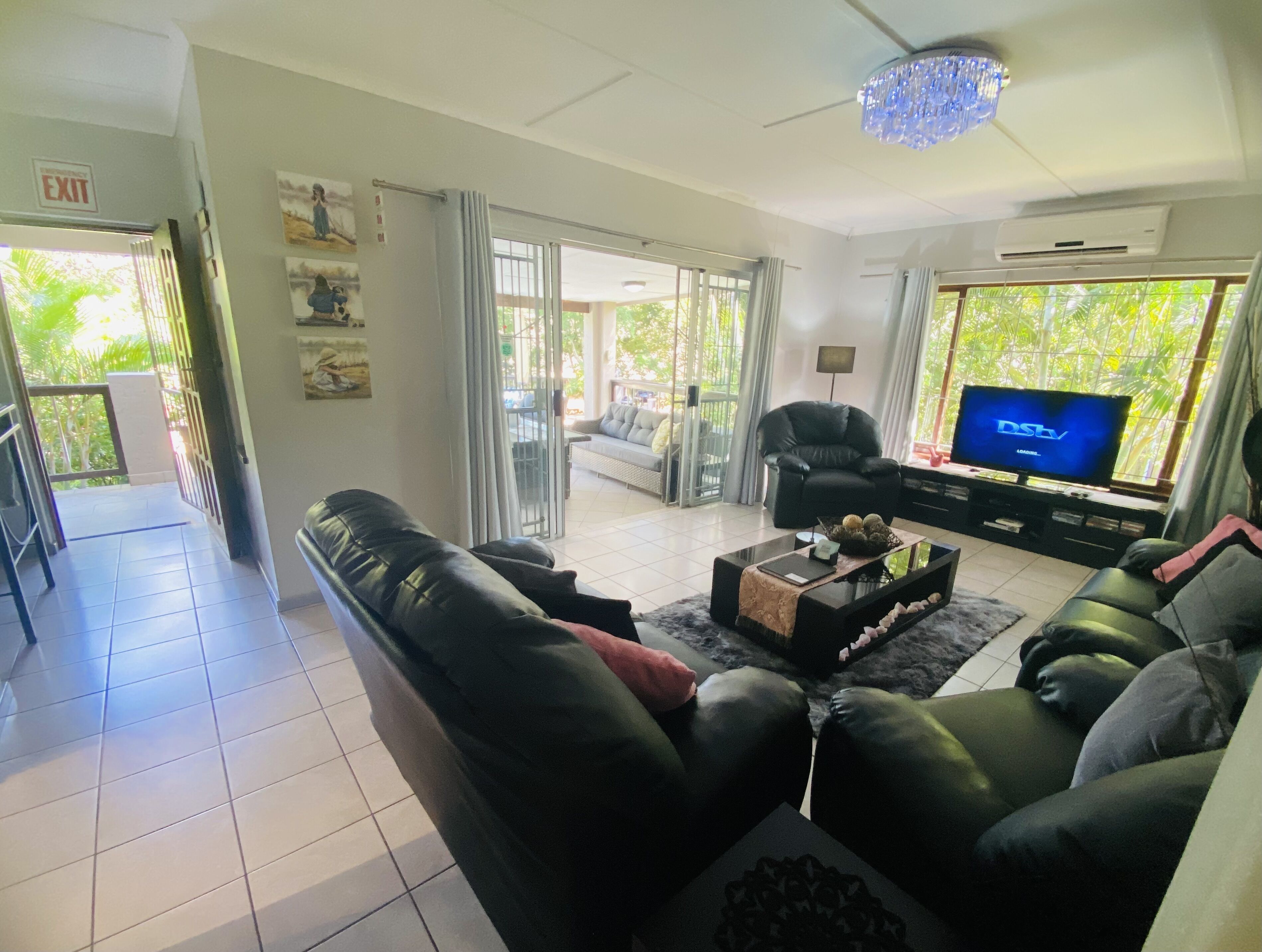 Rumah Deluks, 3 kamar tidur, pemandangan kebun, di pinggir kolam renang | Area keluarga | Televisi layar datar 64-inci dengan saluran TV satelit dan TV