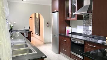 Casa Deluxe, 3 camere da letto, vista giardino, lato piscina | Cucina privata | Frigorifero, microonde, forno, piano cottura