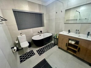 Deluxe House, 3 Bedrooms, Garden View, Poolside | Bathroom | Separate bathtub and shower, deep-soaking bathtub, rainfall showerhead - Pelican s Nest Holiday Home St Lucia (St. Lucia)