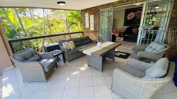 Hus Deluxe - 3 sovrum - utsikt mot trÀdgÄrden - vid poolen | Terrass/Patio