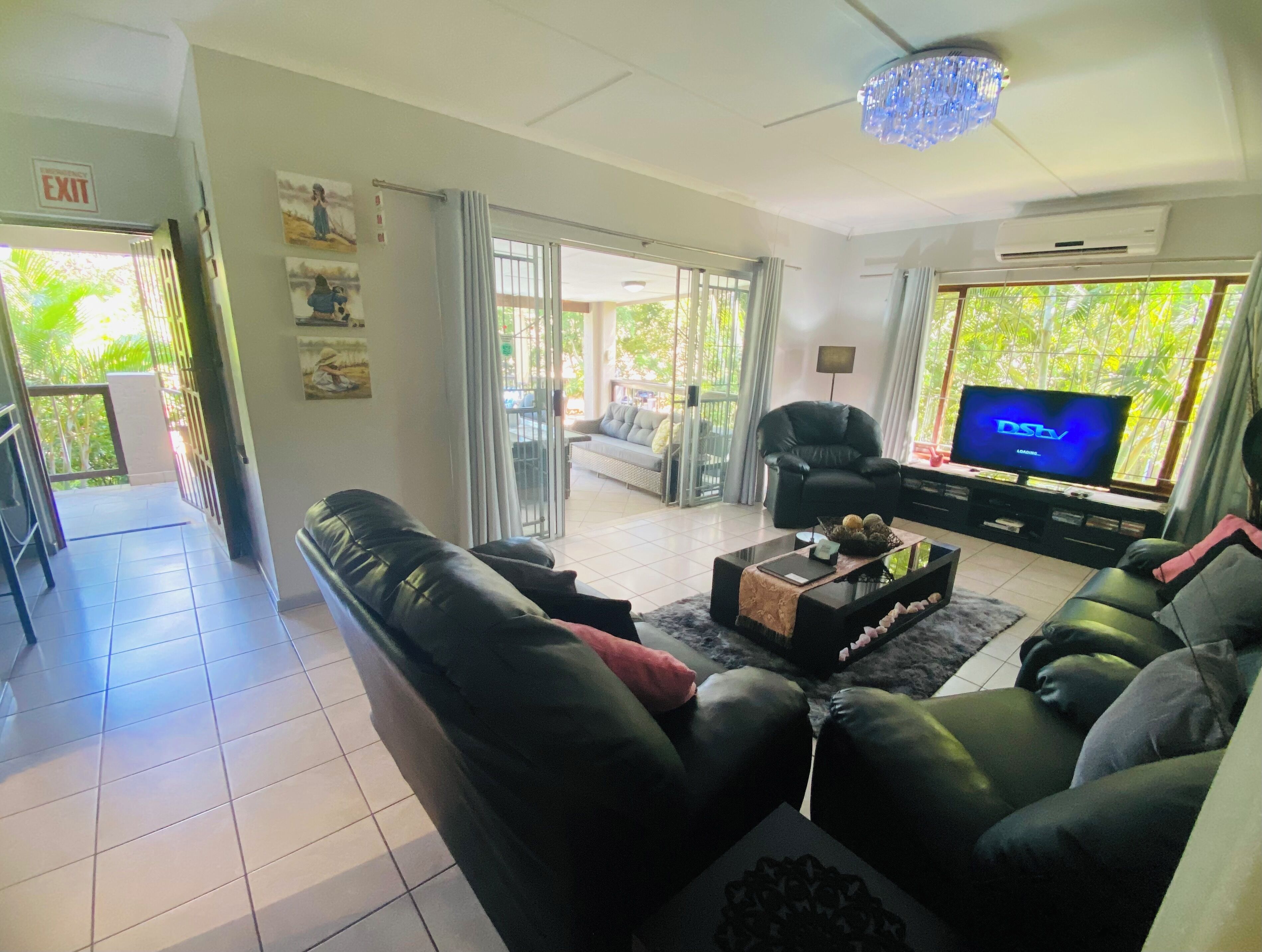 Deluxe-Haus, 3 Schlafzimmer, Gartenblick, Poolseite | Wohnbereich | 64-Zoll-Smart-TV mit Satellitenempfang, DVD-Player