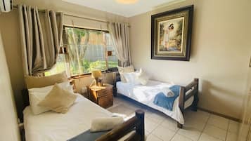 Maison Deluxe, 3 chambres, vue jardin, en bord de piscine | 3 chambres, literie de qualité supérieure, couette en duvet d'oie