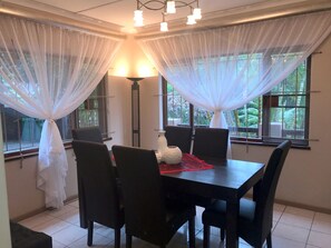 Deluxe House, 3 Bedrooms, Garden View, Poolside | In-room dining - Pelican s Nest Holiday Home St Lucia (St. Lucia)