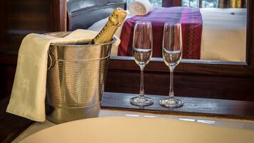 Premium bedding, in-room safe, desk, laptop workspace