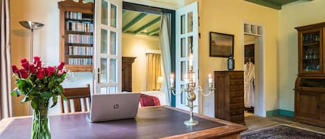 Business Double Room, 1 King Bed | In-room dining