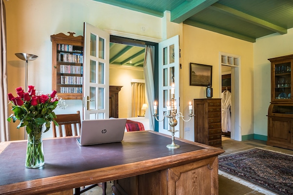 Business Double Room, 1 King Bed | In-room dining