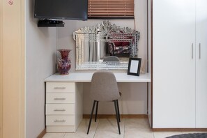 Minibar, coffres-forts dans les chambres, fer et planche à repasser