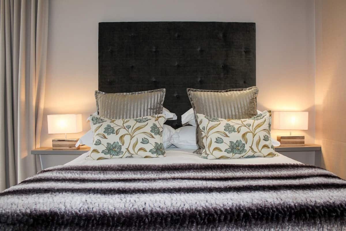 Executive Room | Minibar, in-room safe, iron/ironing board, free WiFi
