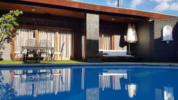 Hồ bơi ngoài trời, ghế dài tắm nắng