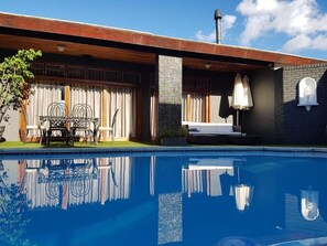 Piscine extérieure, chaises longues