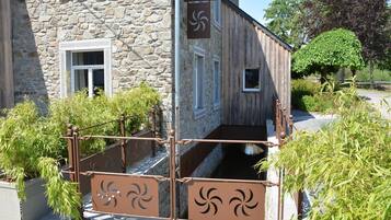 Ein Gebäude aus Stein mit einer Holztreppe und Metallgeländern.