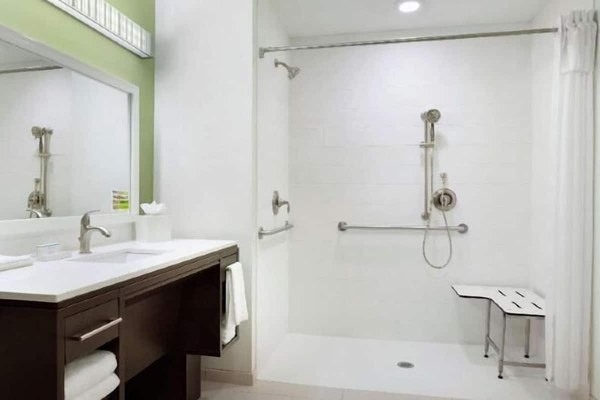 Kylpyhuone | Hiustenkuivaaja, pyyhkeet