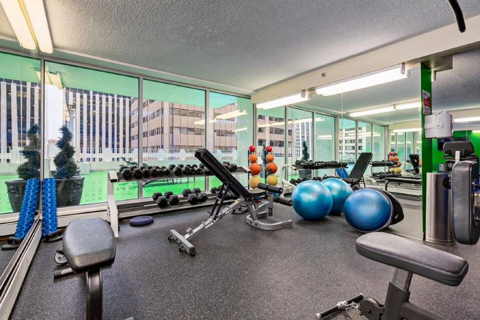 Condo, 2 habitaciones, vista a la ciudad | 1 habitación, escritorio, tabla de planchar con plancha y camas extra 