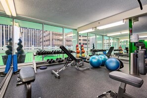 2 bedroom City view : 618 5 AVE SW, Calgary T2P 3S2 | 1 bedroom, desk, iron/ironing board, rollaway beds - Newtel Suites (Calgary)